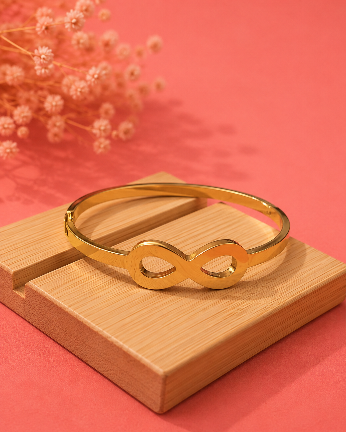Queen's Infinity Gold-Plated Minimalist Bracelet