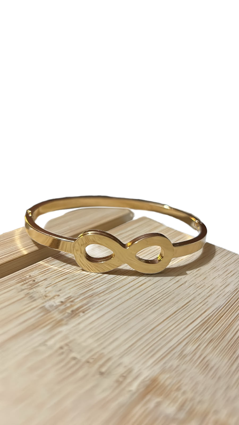 Queen's Infinity Gold-Plated Minimalist Bracelet
